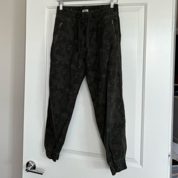 Aritzia TNA camoflouage camo print pant jogger - Picture 2 of 4